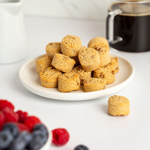 Ona cookies on plate with berries and coffee